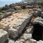 Pavimento di età romana e cisterna di tipo punico in una casa.